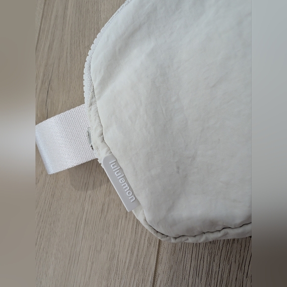 Lululemon Everywhere Belt Bag White Opal - Picture 3 of 9